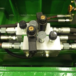 Simple manifold system for the top and bottom feed wheels