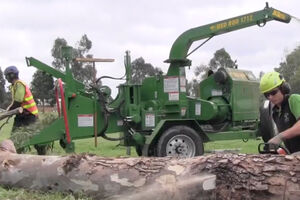 1712 BRUSH CHIPPER DEMONSTRATION..
